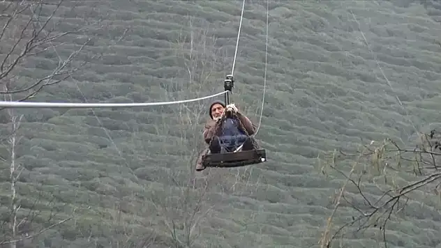 90 yaşında, 35 yıldır evine 75 metre yüksekten geçen ilkel teleferik ile ulaşıyor