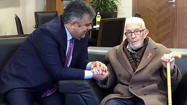 90 yaşındaki Kore Gazisinden Başkan Özgüven'e ziyaret