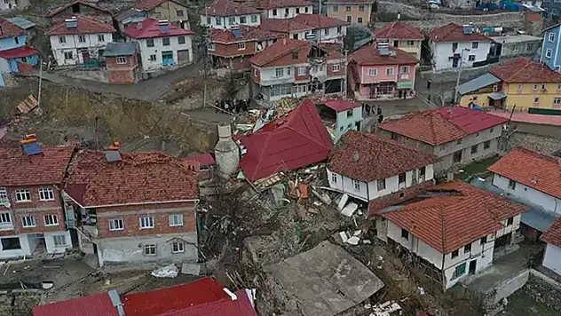 900 nüfuslu köy ikiye ayrıldı! Jeolojik inceleme sonrası taşınıp, taşınmayacağı belli olacak
