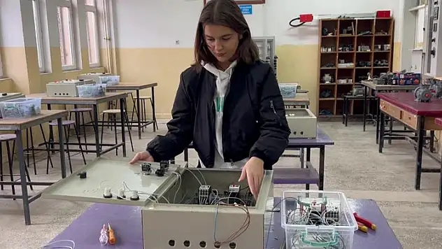 914 kişilik meslek lisesinin tek kız öğrencisi
