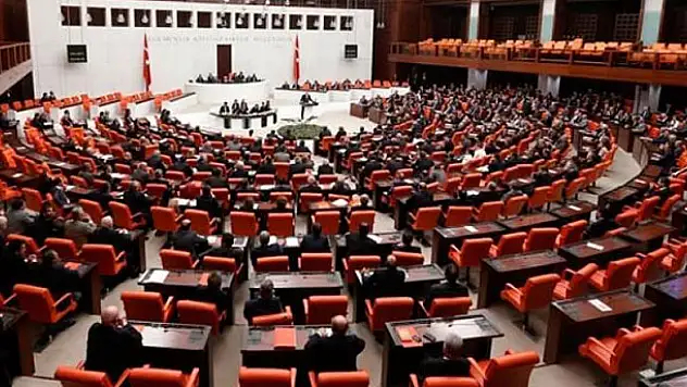 92 yıl sonra TBMM'de bir ilk! Bu kez giymedi