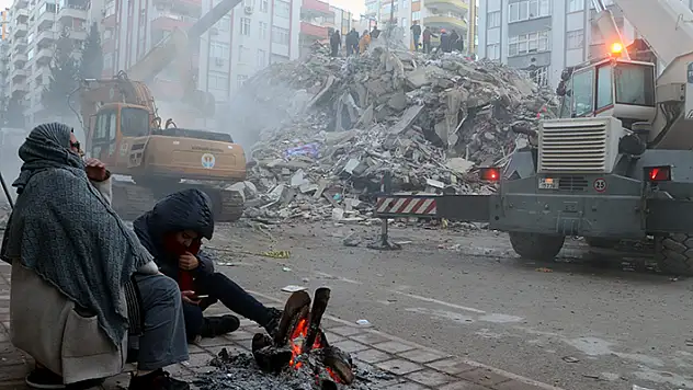 96 kişinin öldüğü apartmanın müteahhidine 17'si ağırlaştırılmış, 62 müebbet ve 865 yıl hapis cezası verildi
