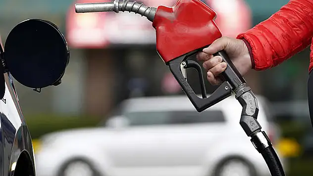 96 kuruşluk benzin zammı geri çekildi