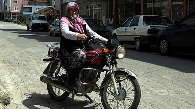 98'lik ninenin motosiklet tutkusu