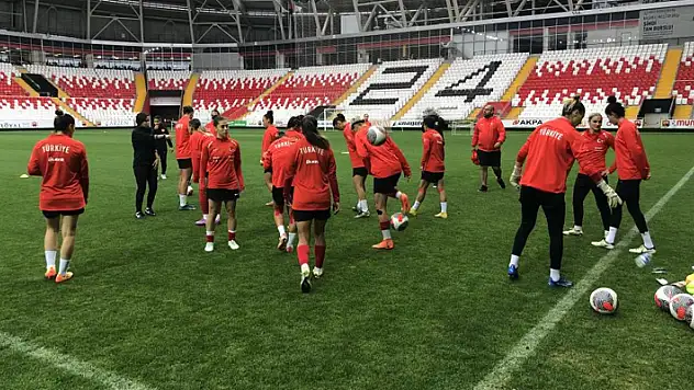 A Milli Kadın Futbol Takımı, Azerbaycan maçı hazırlıklarını Erzincan'da sürdürüyor
