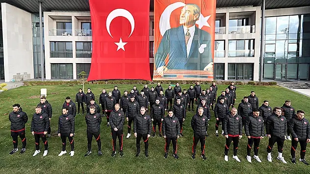 A Milli Takım Atatürk'ü andı 
