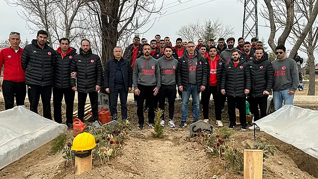 A Milli Takım'dan Cemal Kütahya'nın kabrine ziyaret