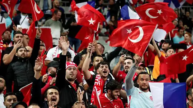 A Milli Takımımıza büyük destek! Paris kırmızı-beyaz