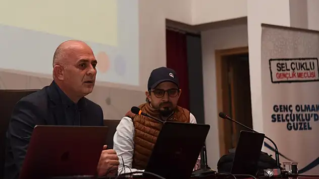 AA Grafik Haber Müdürü Mevlüt Eren, Konya'da üniversite öğrencileriyle buluştu
