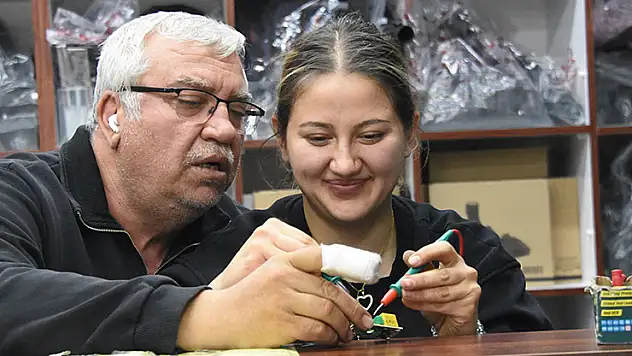 Konya'da baba ile 2 kızı, 15 yıldır elektronik ev aletleri tamir ediyor