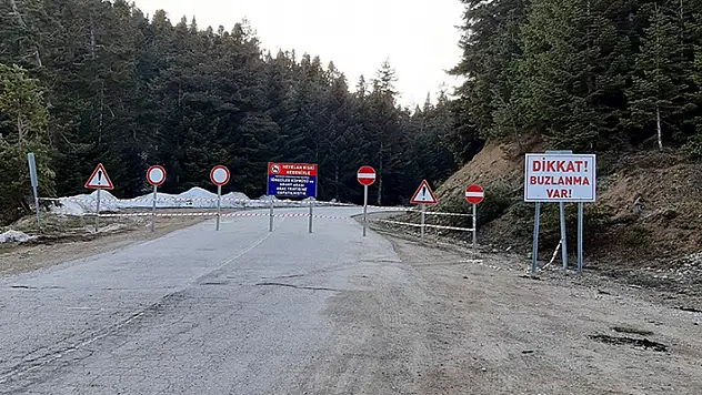 Abant-Taşkesti kara yolu heyelan riski nedeniyle ulaşıma kapatıldı
