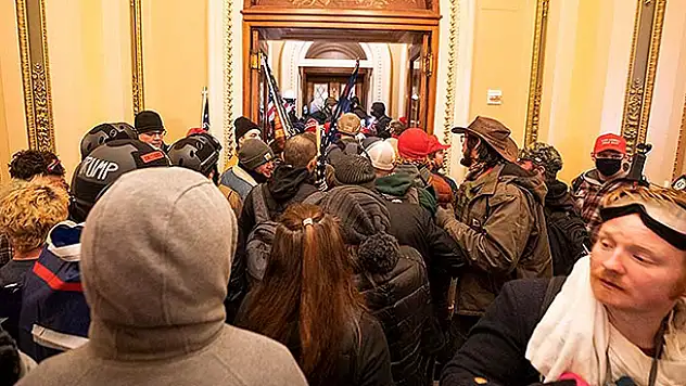 ABD'de Trump destekçileri polis barikatını aşarak Kongre binasına girdi