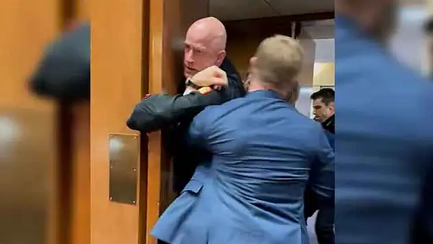ABD polisi, İran'a saldırıları protesto eden eski askeri gözaltına almaya çalışırken kolunu kırdı