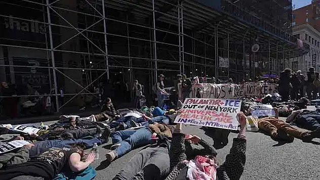 ABD'de, İsrail'e yapay zeka destekli gözetleme teknolojileri üreten Palantir'in merkezi önünde protesto