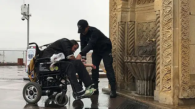 Abdest almakta zorlanan engelliye polis yardım etti