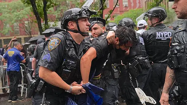 ABD'nin New York kentinde göçmenlere destek gösterisinde onlarca protestocu gözaltına alındı