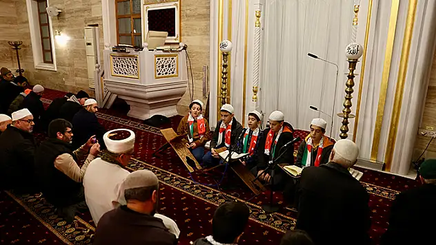Abdülezel Paşa Hafız İmam Hatip Ortaokulu ve Yunus Emre Kur'an kursu öğrencileri sabah namazında buluştu