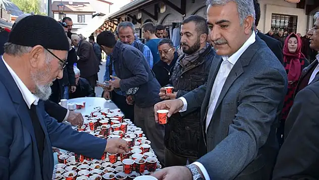 Abdullah Ağralı'dan Vatandaşa Zemzem Suyu ve Hurma İkramı