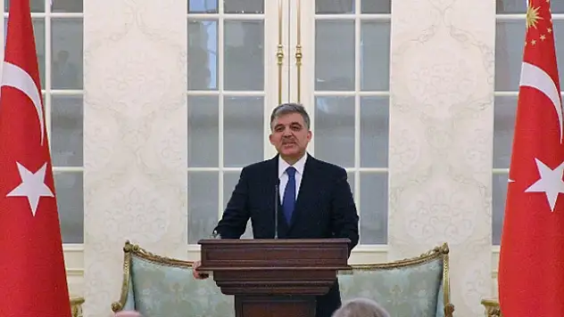 Abdullah Gül: 'AK Parti'yi bu başarıdan dolayı tebrik ediyorum'