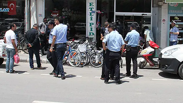 Abdüllatif Şener, polis eşliğinde esnafı ziyaret etti