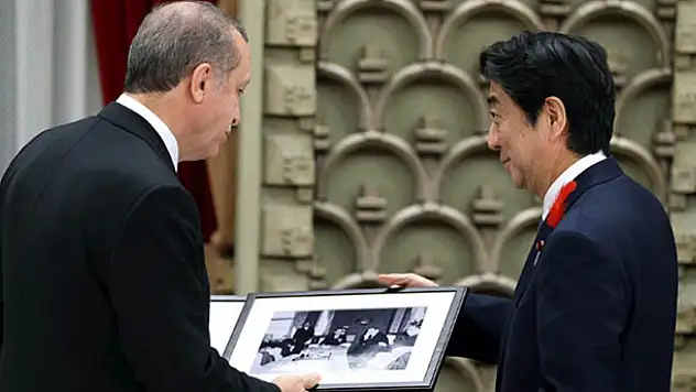 Abe, Erdoğan'a Adnan Menderes'in fotoğrafını hediye etti