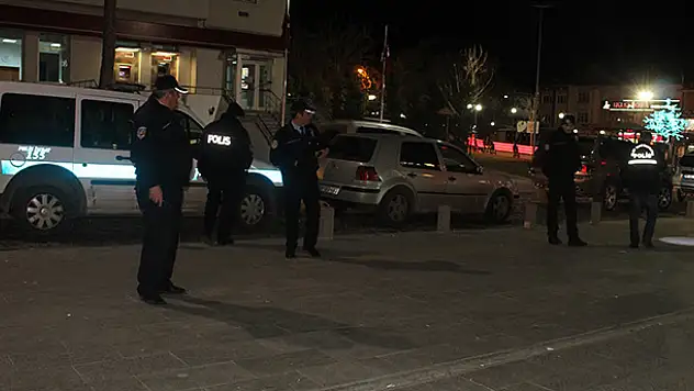 Ablasının erkek arkadaşını bıçakla ağır yaraladı