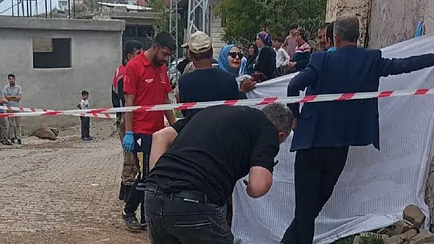 Acı ölüm otomobiliyle geri manevra yaparken hamile eşinin ölümüne neden oldu