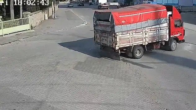 Açık kamyonet kasası kapağı yüzünden 15 yaşındaki kızın hayatını kaybettiği kaza kamerada