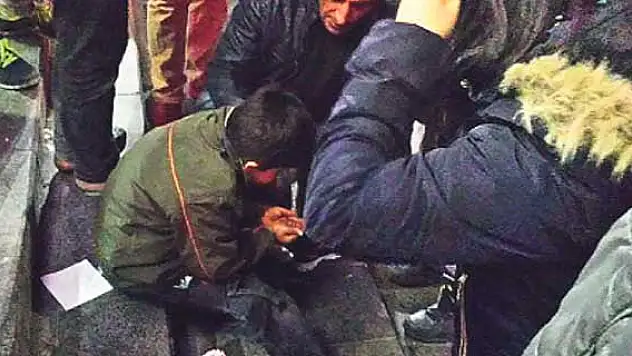Acıkan çocuğa patates dayağı