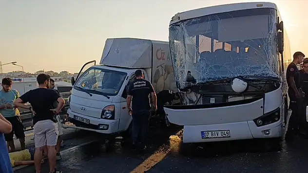 Açılan arka kapağının kapatılması için duran kamyonet faciaya sebep oldu: 1 ölü, 3 yaralı
