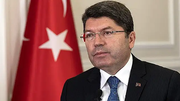 Adalet Bakanı Tunç, Türk bayrağına saldırılarda bulunulmasıyla ilgili resen soruşturma başlatıldığını bildirdi
