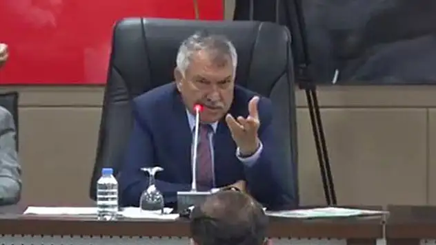 Adana Büyükşehir Belediye Başkanı Zeydan Karalar: 'Evet değerli meclis üyeleri... Niye ters ters bakıyon hayrola?'