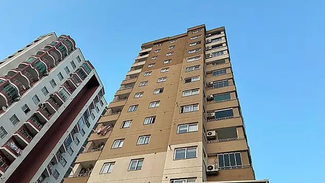 Adana'da 13'üncü kattaki balkondan düşen çocuk öldü! 
