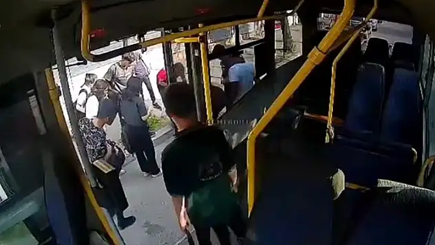 
Adana'da 13 yaşındaki kız çocuğu, çık olan dolmuş kapısından aşağı düştü