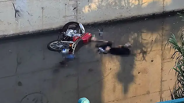 Adana'da 2 arkadaş, devrilen motosiklet ile sulama kanalında ölü bulundu
