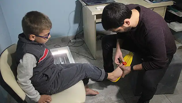 Adana'da 24 parmaklı çocuğa devletten özel ayakkabı