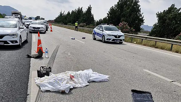 Adana'da bariyere çarpıp takla atan otomobildeki 1 kişi öldü, 4 kişi yaralandı
