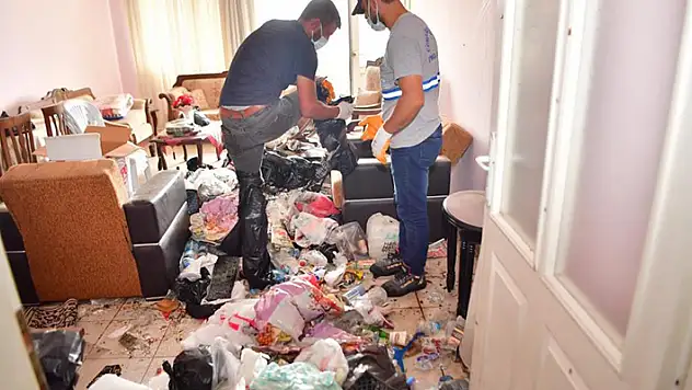 Adana'da bir evden 20 ton çöp çıktı
