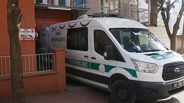 Adana'da bir genç tartıştığı 2 arkadaşını bıçaklayarak öldürdü
