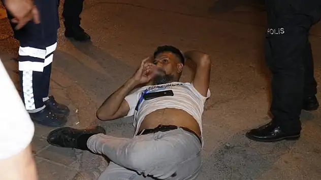 Adana'da bir kişi yolda yürürken vuruldu, yattığı yerde sigara içerek ambulans bekledi