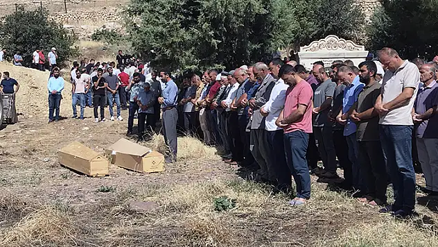 Adana'da boşanma aşamasındaki eşinin öldürdüğü kadın ile ailesi, Mardin'de defnedildi
