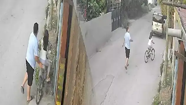 Adana'da dehşet! Kardeşine bisiklet sürmeyi öğreten çocuğa maganda kurşunu
