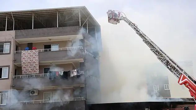 Adana'da depoda çıkan yangın eve sıçradı: Mahsur kalan 4 kişi kurtarıldı
