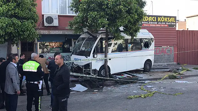 Adana'da dolmuş, durakta bekleyenlere çarptı: 1 kişi öldü, 7 kişi yaralandı
