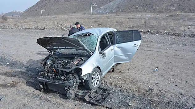 Adana'da düğüne katılmış, Konya'ya dönüyorlardı! Direksiyon hakimiyeti kaybolan otomobil yoldan çıktı: 2'si çocuk 4 yaralı
