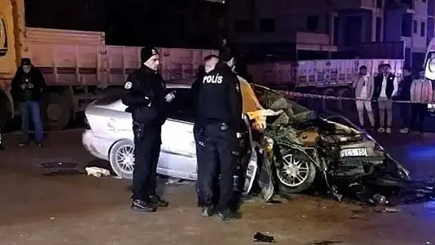 Adana'da feci kaza! Park halindeki tıra çarpan otomobildeki 2 kişi öldü