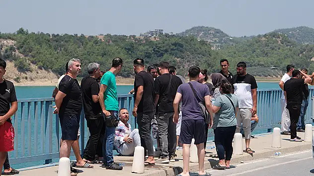 Adana'da göle düşen otomobildekilere saatlerdir ulaşılamayınca bir yakını göle atlamak istedi
