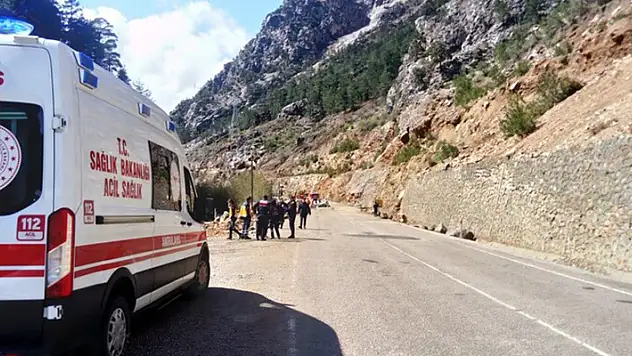 Adana'da kayalar otomobilin üstüne düştü: 4 öğretmen hayatını kaybetti