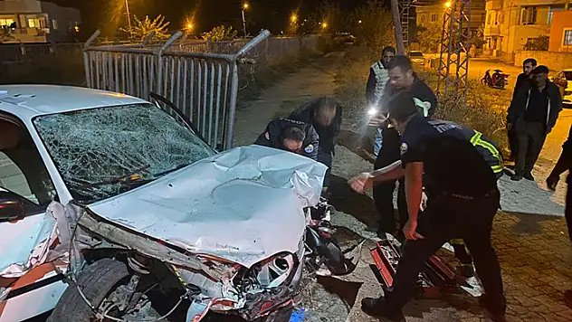 Adana'da kontrolden çıkan otomobil yayalara çarptı: 4 yaralı

