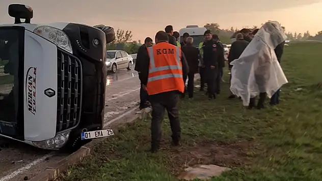 Adana'da minibüs devrildi: 5 yaralı

